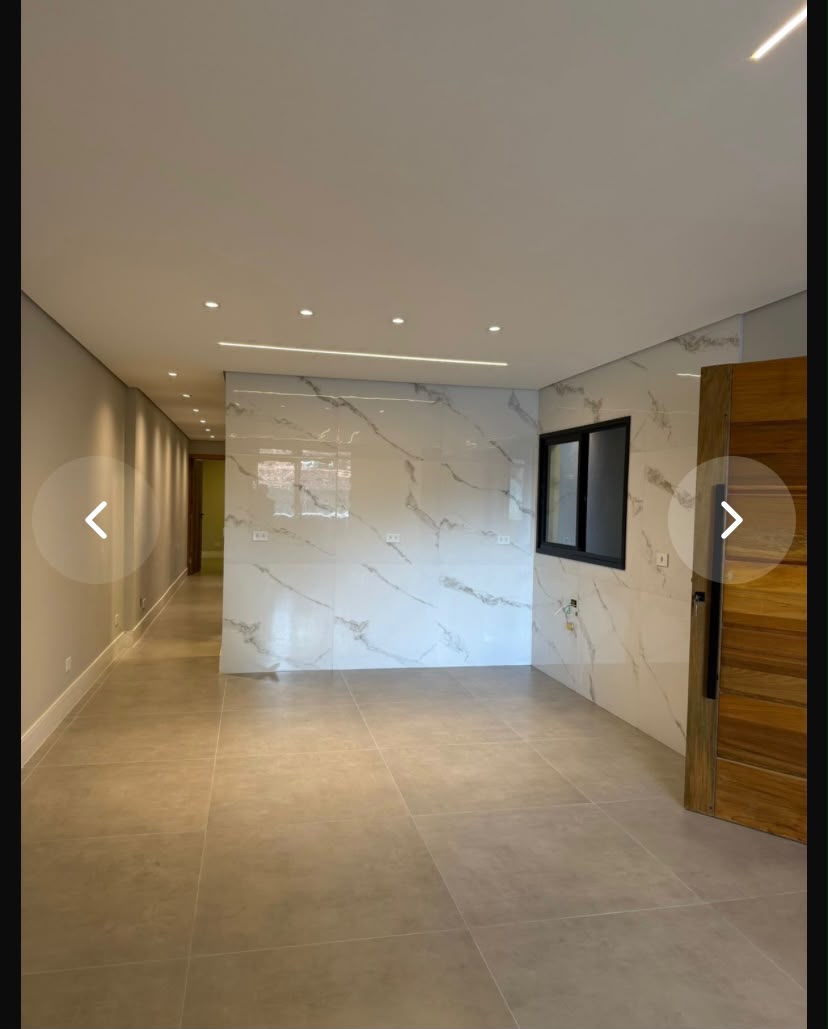 Sala de entrada com revestimento marmorizado